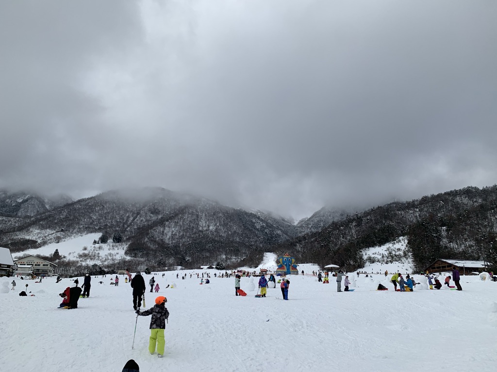 マキノ高原スキー場　広くて雪遊びしているご家族が多い