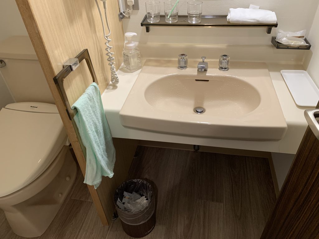 ホテル　ヴィラ・モンサンの部屋の洗面所とトイレ